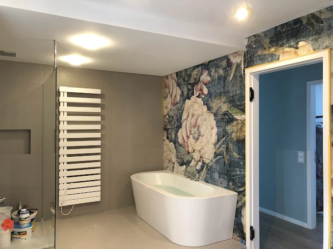 Badezimmergestaltung mit floraler Design-Tapete