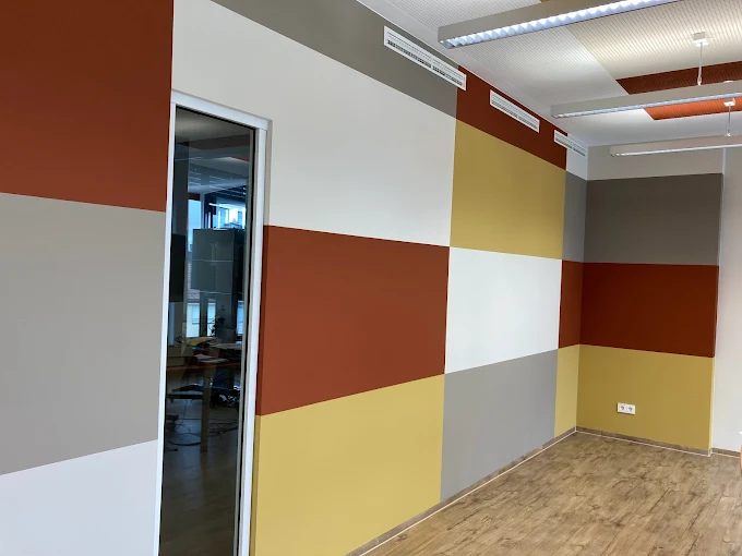 Kreative Büro-Farbgestaltung mit geometrischen Wandflächen