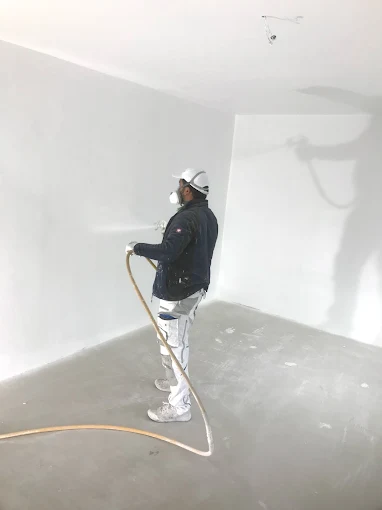 H. Danahe Mitarbeiter beim Airless-Spritzauftrag